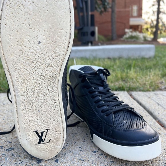 Not my style but definitely very cool sneakers. - Picture 2 of 7